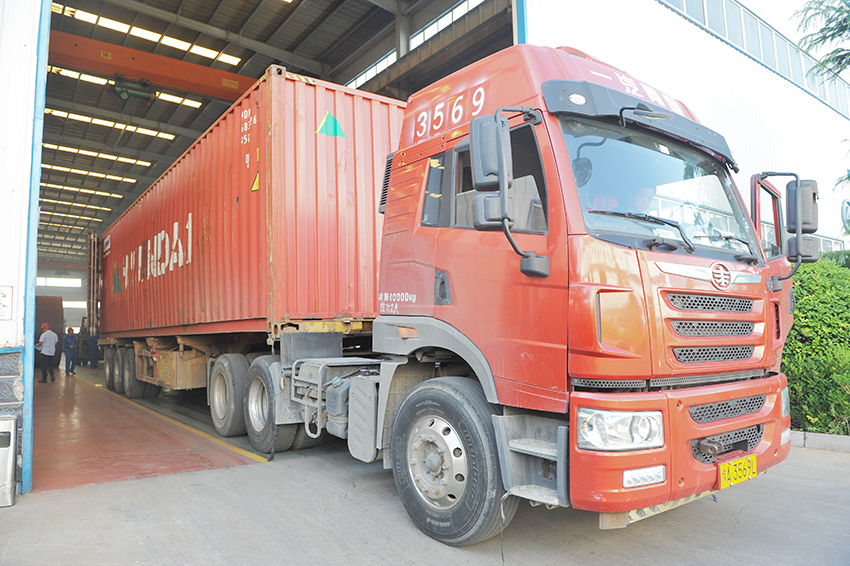 华泰集团承揽的500T葵花籽预处理、250T浸出、120T精炼和脱蜡项目发往哈萨克斯坦